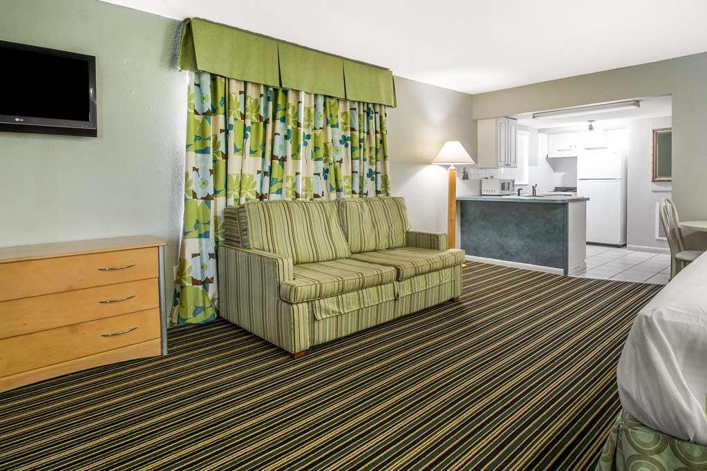 Rodeway Inn & Suites Winter Haven Chain Of Lakes Ruang foto