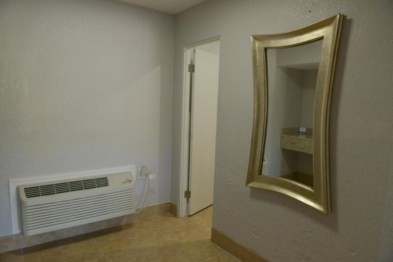 Rodeway Inn & Suites Winter Haven Chain Of Lakes Bagian luar foto