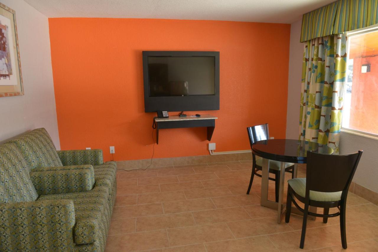 Rodeway Inn & Suites Winter Haven Chain Of Lakes Bagian luar foto