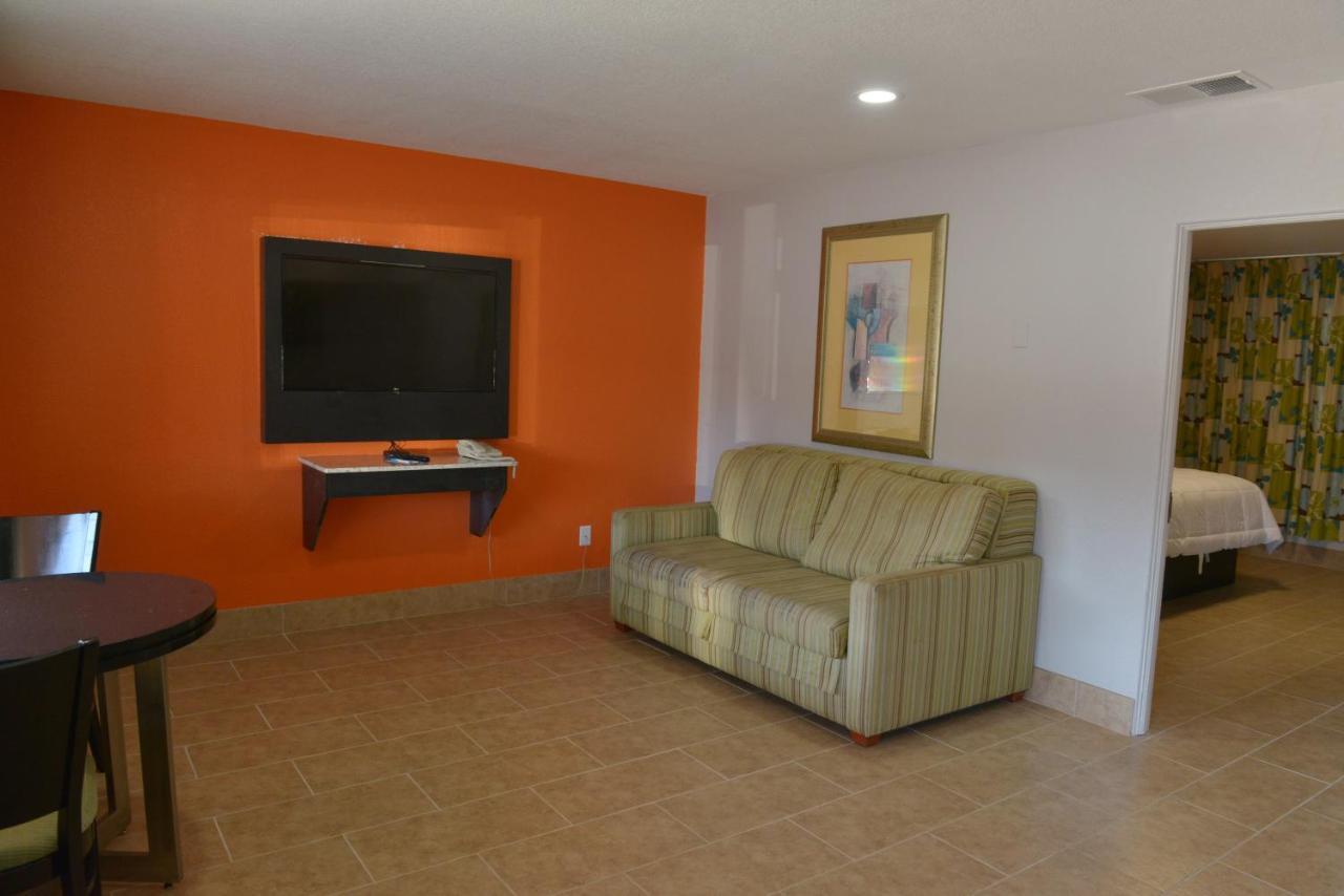 Rodeway Inn & Suites Winter Haven Chain Of Lakes Bagian luar foto